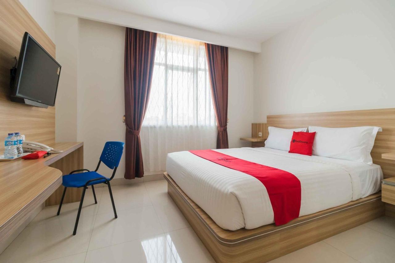 Hotel Reddoorz Near Alun Alun Magetan Exterior foto