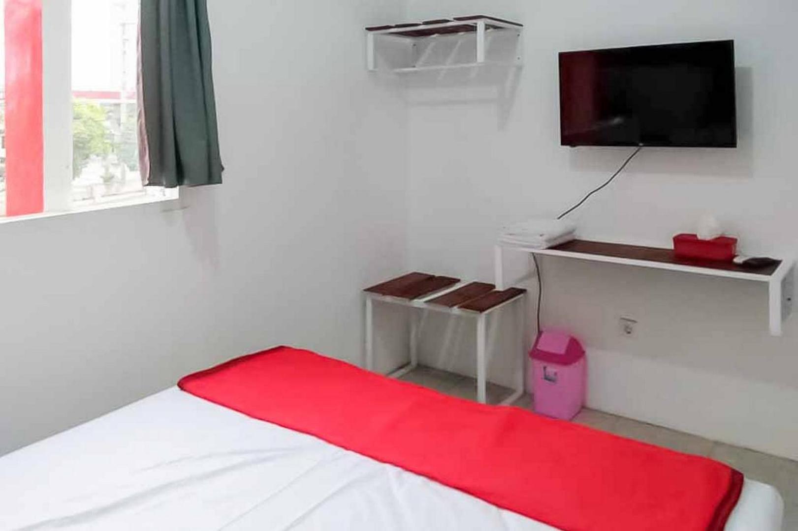 Hotel Reddoorz Near Alun Alun Magetan Exterior foto